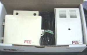 Ejemplo de un amplificador de mástil con 3 entradas y dos salidas. A la izquierda el amplificador. A la derecha la fuente de alimentación. 